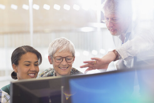 Geschäftsleute arbeiten am Computer im Büro - CAIF12906