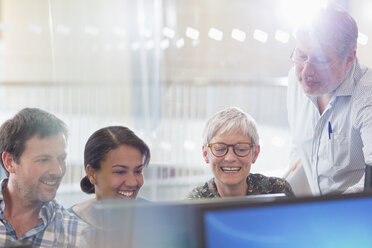 Studenten arbeiten am Computer in einem Klassenzimmer der Erwachsenenbildung - CAIF12907