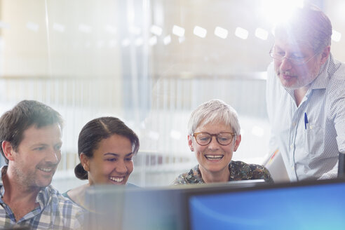 Studenten arbeiten am Computer in einem Klassenzimmer der Erwachsenenbildung - CAIF12907