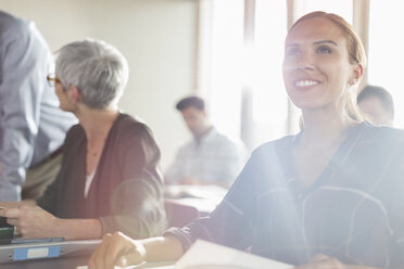 Lächelnde Frau in sonnigem Workshop der Erwachsenenbildung - CAIF12920