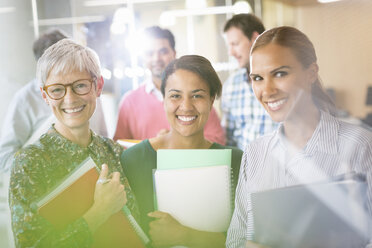 Portrait lächelnde Geschäftsfrauen mit Notizbüchern - CAIF12922