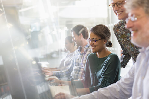 Studenten an Computern in einem Unterrichtsraum der Erwachsenenbildung - CAIF12936