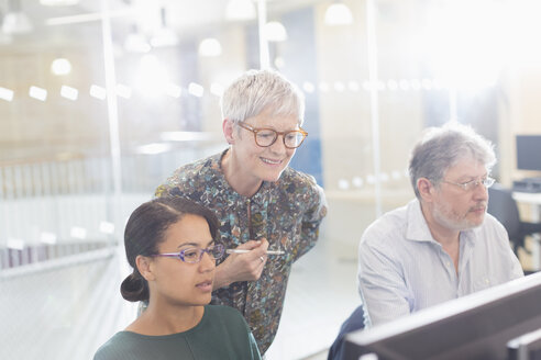 Geschäftsfrauen arbeiten am Computer im Büro - CAIF12939