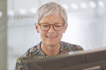 Senior businesswoman working at computer - CAIF12942