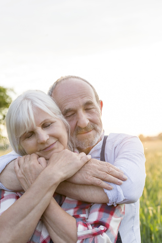 Close up Porträt heiter Senior Paar umarmt mit geschlossenen Augen, lizenzfreies Stockfoto