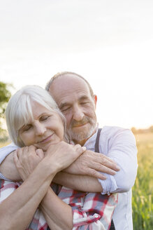 Close up Porträt heiter Senior Paar umarmt mit geschlossenen Augen - CAIF13061