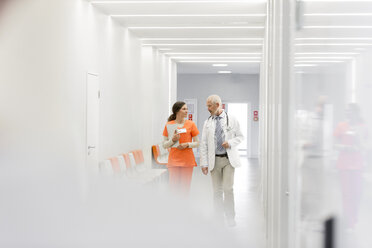 Arzt und Krankenschwester bei der Visite im Krankenhauskorridor - CAIF13106