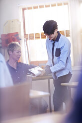 Studenten üben die Herstellung einer medizinischen Schiene in der Ausbildung - CAIF13137