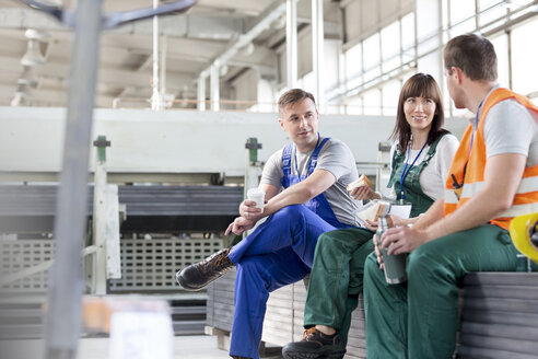 Arbeiter genießen die Kaffeepause in der Fabrik - CAIF13178