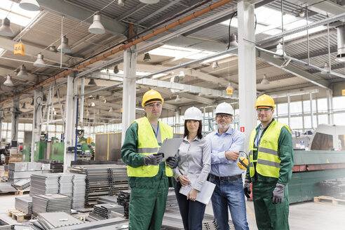 Porträt selbstbewusster Ingenieure und Arbeiter im Stahlwerk - CAIF13199