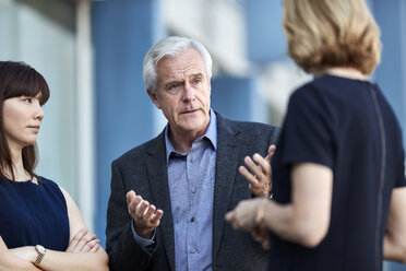 Senior businessman gesturing and talking to colleagues - CAIF13280