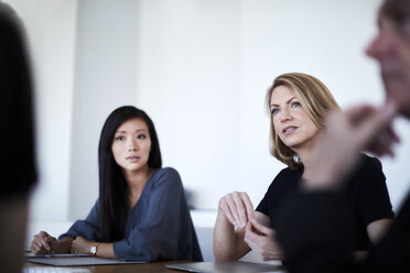 Seriöse Geschäftsfrauen im Meeting - CAIF13284