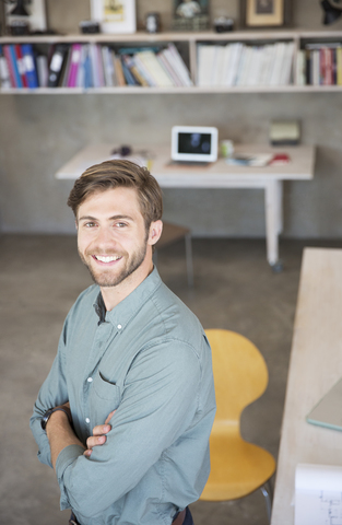 Porträt eines jungen blonden Mannes im Atelier stehend, lizenzfreies Stockfoto