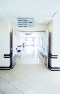 Leerer Krankenhauskorridor - CAIF13327