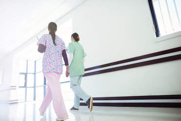 Krankenschwestern gehen im Krankenhauskorridor - CAIF13332