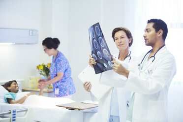 Ärzte prüfen MRT-Scans im Krankenhauszimmer - CAIF13335