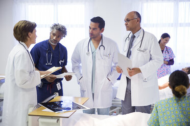 Ärzte bei der Visite und Beratung im Krankenhauszimmer - CAIF13336