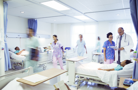 Ärzte und Krankenschwestern bei der Visite im Krankenhauszimmer, lizenzfreies Stockfoto
