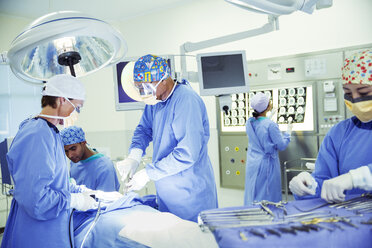 Chirurgen bei einer Operation im Operationssaal - CAIF13347