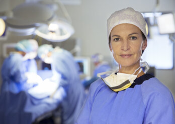 Porträt eines selbstbewussten Chirurgen im Operationssaal - CAIF13349