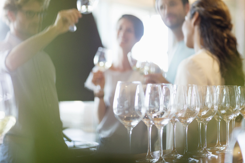 Weinverkostung mit Freunden im Verkostungsraum der Weinkellerei, lizenzfreies Stockfoto