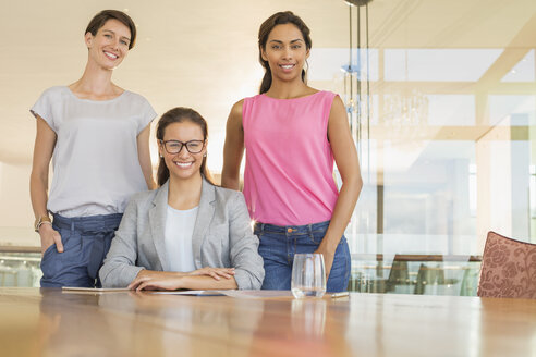 Porträt selbstbewusste Geschäftsfrauen im Konferenzraum - CAIF13403