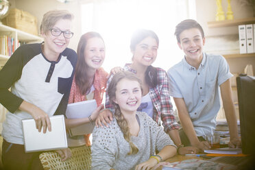 Gruppenbild von lächelnden Teenagern zu Hause - CAIF13415