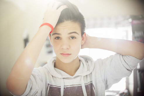 Porträt eines Teenagers mit Hand im Haar - CAIF13416