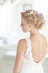 Junge Braut stehend im sonnigen Schlafzimmer - CAIF13496