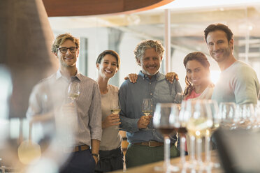 Portrait lächelnde Freunde bei einer Weinprobe auf einem Weingut - CAIF13620