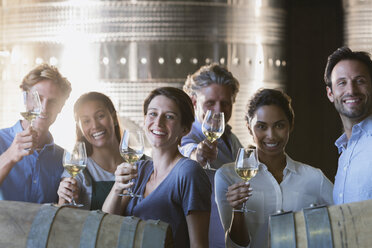 Portrait lächelnde Freunde bei einer Weinprobe im Weinkeller - CAIF13624