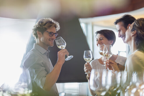 Weinverkostung mit Freunden im Verkostungsraum der Weinkellerei - CAIF13664