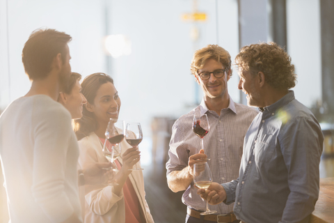Weinverkostung mit Freunden im Verkostungsraum der Weinkellerei, lizenzfreies Stockfoto