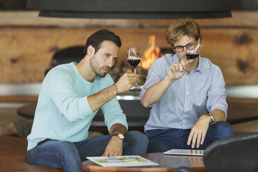 Männer bei der Verkostung von Rotwein im Verkostungsraum einer Weinkellerei - CAIF13671