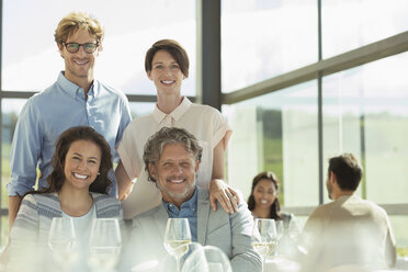 Porträt lächelnd Freunde in sonnigen Restaurant - CAIF13702