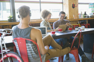 Menschen, die in einem Café digitale Tablets benutzen - CAIF13715