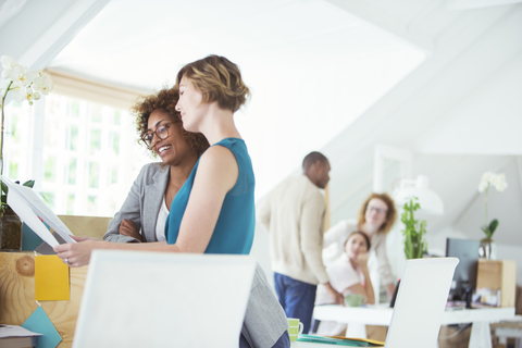 Vier Personen bei einem Treffen im Büro, lizenzfreies Stockfoto