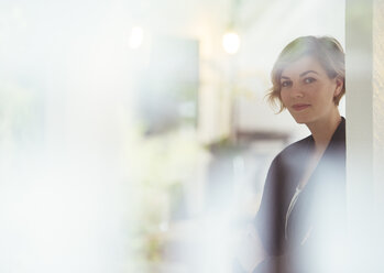 Porträt einer jungen Frau im Büro - CAIF13824