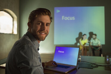 Porträt eines Geschäftsmanns, der eine audiovisuelle Präsentation auf Focus verwaltet - CAIF13831