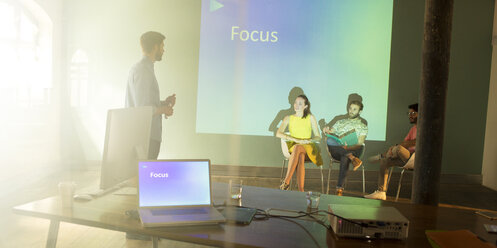 Geschäftsleute, die eine audiovisuelle Präsentation über Focus vorbereiten - CAIF13837