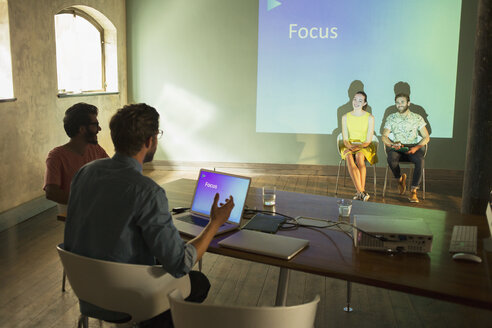 Geschäftsleute, die eine audiovisuelle Präsentation über Focus vorbereiten - CAIF13858