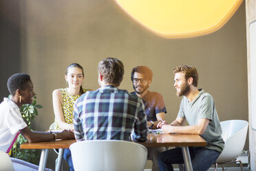 Lässige Geschäftsleute treffen sich am Tisch im Büro - CAIF13893