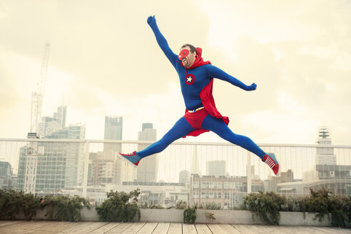 Superheld springt auf das Dach der Stadt - CAIF13929
