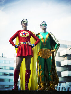 Superhelden stehen auf dem Dach der Stadt - CAIF13932