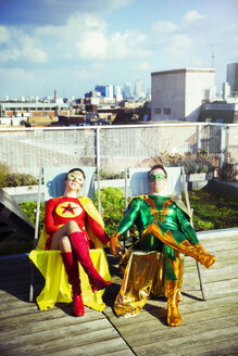 Superheldenpaar auf dem Dach der Stadt - CAIF13935