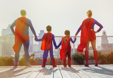 Superheldenfamilie auf dem Dach der Stadt - CAIF13943