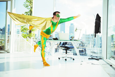 Superheld fliegt im Büro - CAIF13958