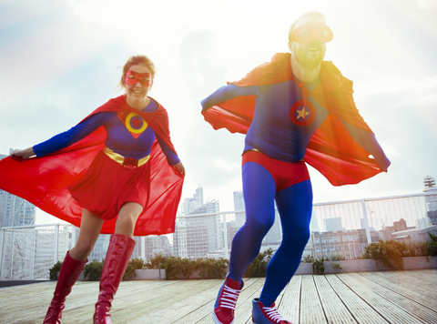 Superhelden laufen auf dem Dach der Stadt, lizenzfreies Stockfoto
