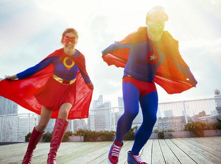 Superhelden laufen auf dem Dach der Stadt - CAIF13959