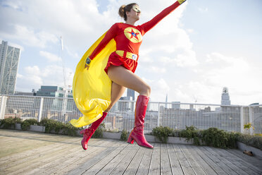 Superheld springt auf das Dach der Stadt - CAIF13967